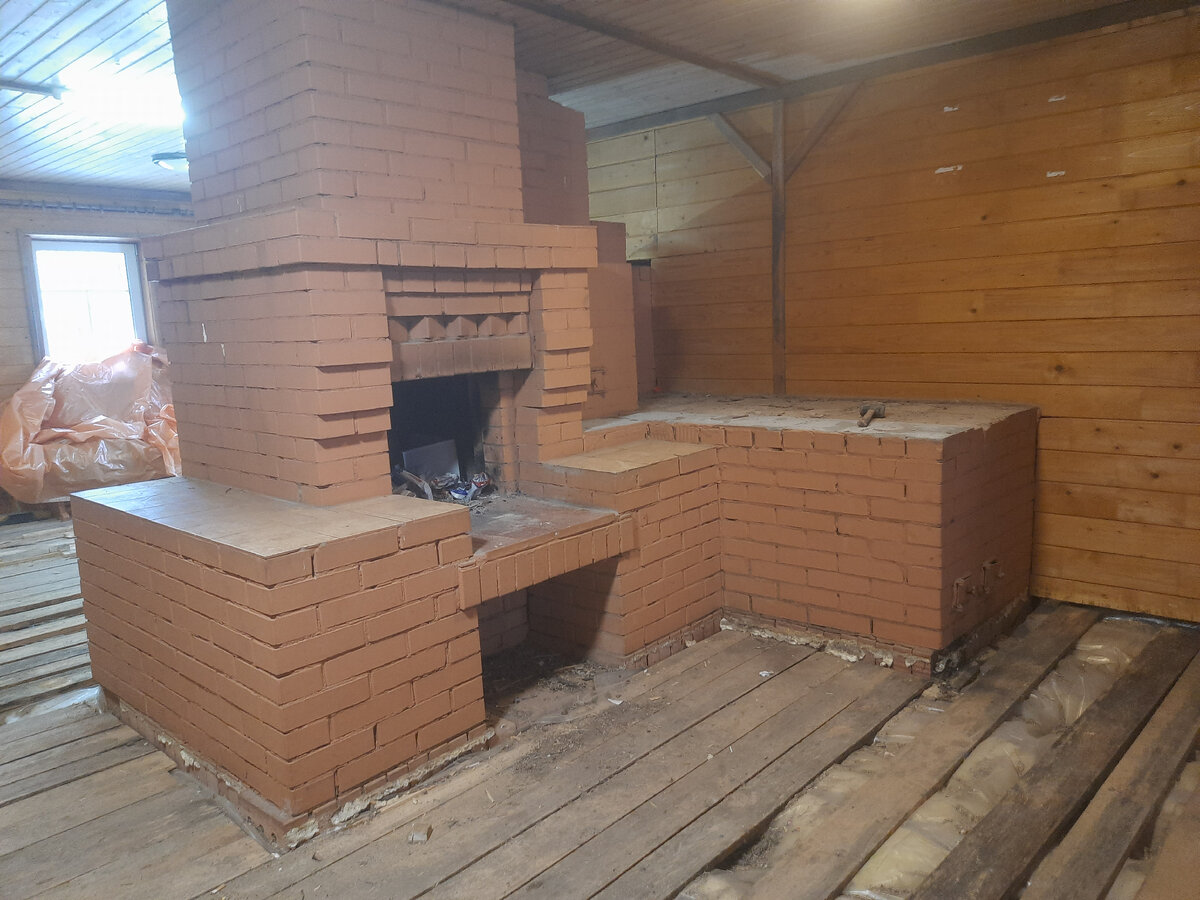 Печь до ремонта. Фото со стороны камина и лежанки.