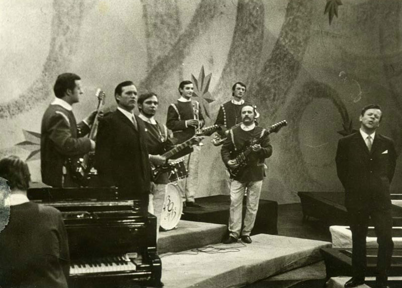 Ансамбль "Лявоны" аккомпанирует вокальному дуэту