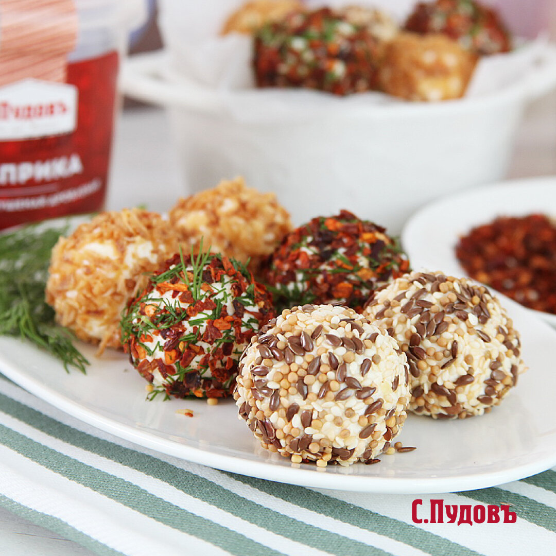 Закусочные шарики с красной рыбой, крабовыми палочками и двумя видами сыра