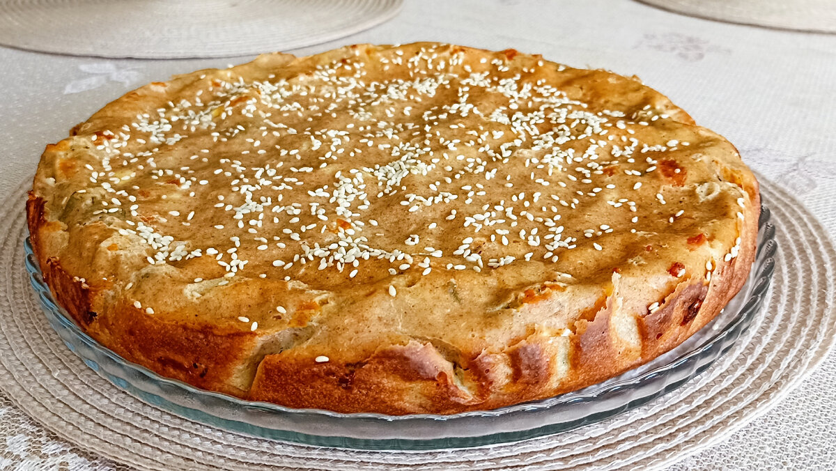 Выходные должны быть не только полезными, но и вкусными. Очередной шедевр от Ольги З: заливной пирог с сулугуни. 