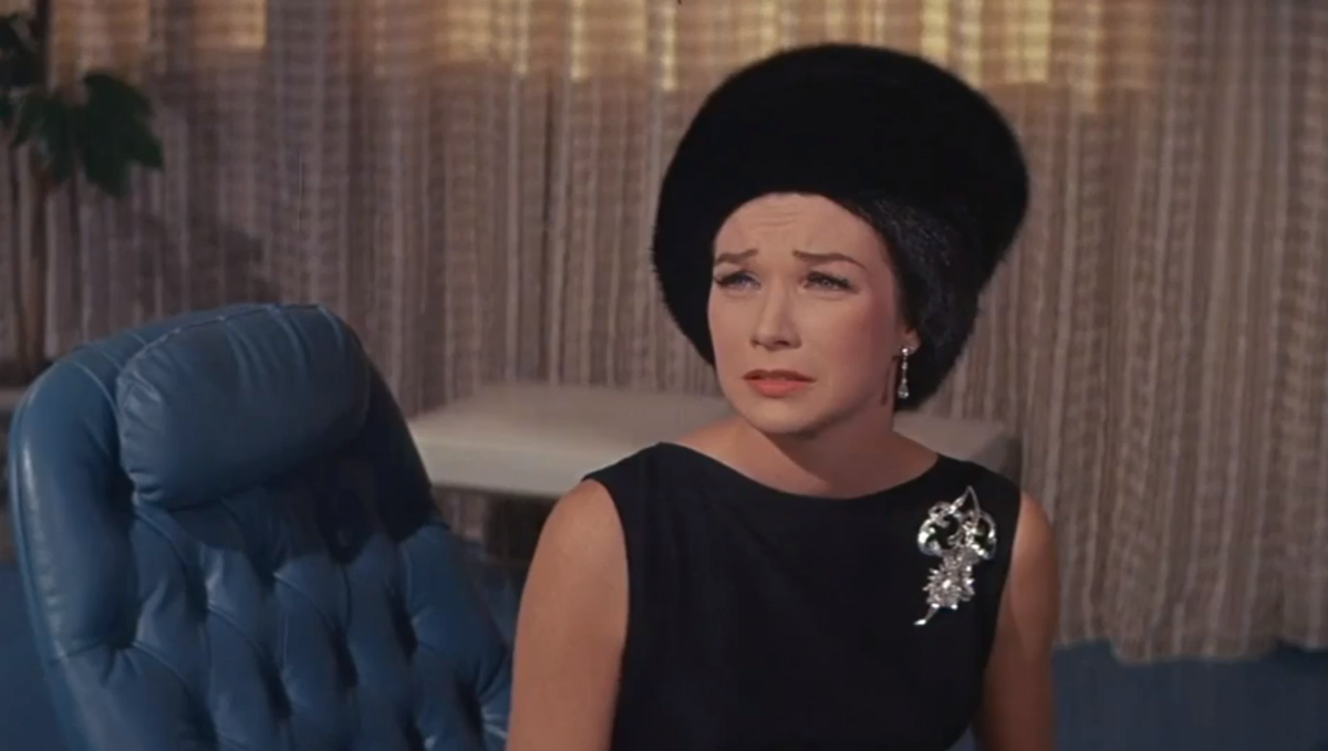 Модный совет от героини Ширли Маклейн: маленькое чёрное платье - идеальный фон для большой броши