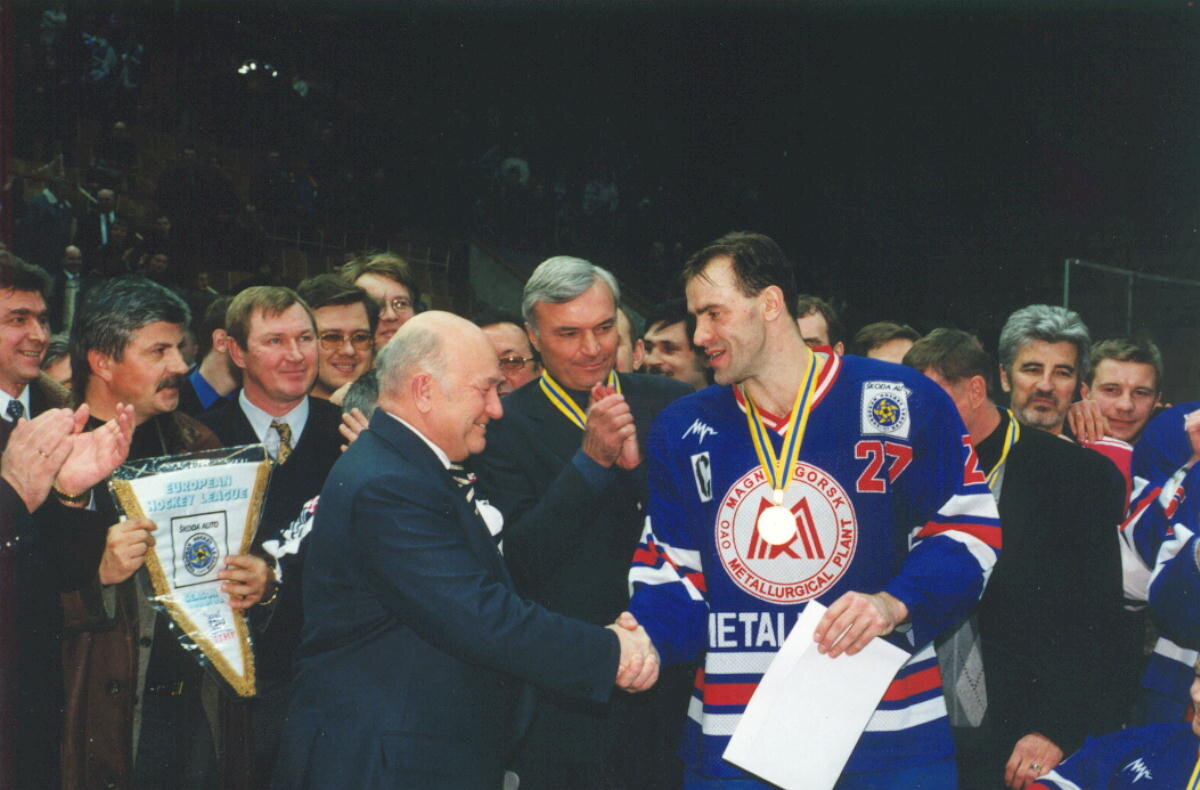 На фото: Юрий Лужков первым поздравил Магнитку с победой в Евролиге.