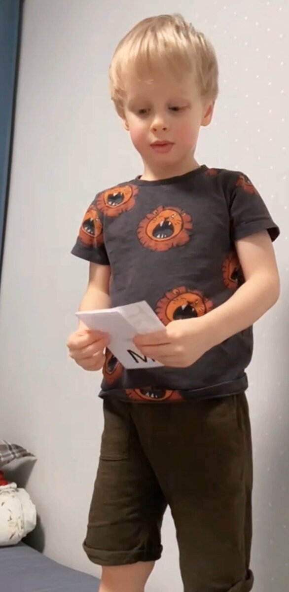 Написанные на карточках слова помогают в произнесении слов. 