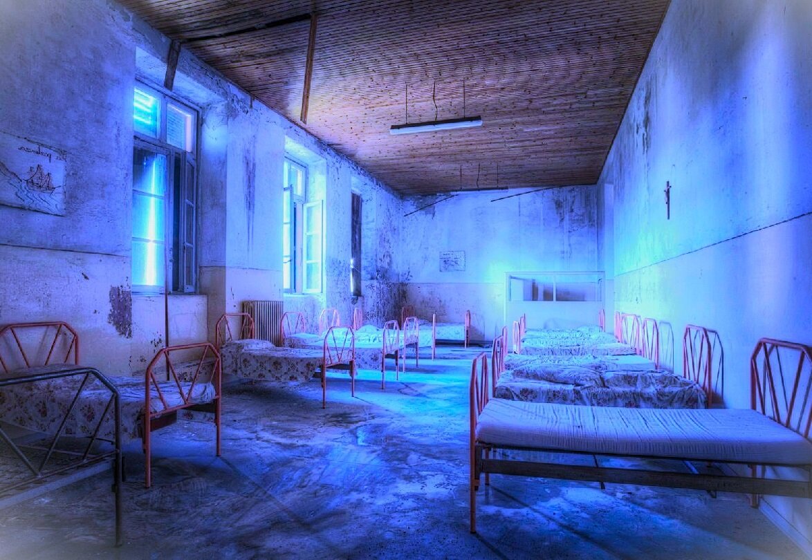 Что держит меня здесь, кроме грехов, которые копил я между делом? И сколько предназначено веков их обводить в последнем круге ада мелом?...