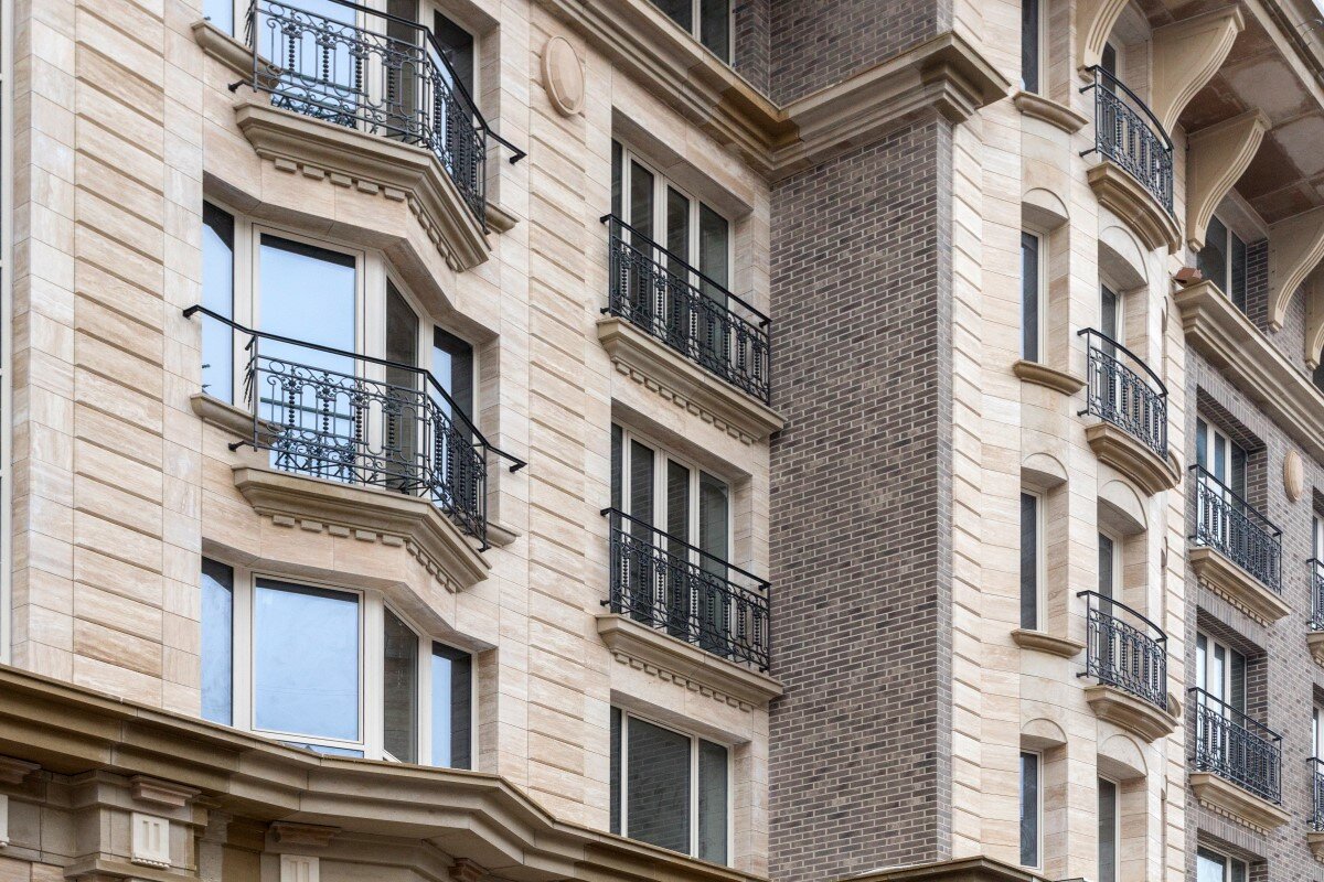 Фасад дома украшают французские балконы, панорамные окна и эркеры 
