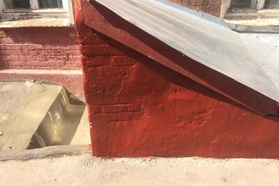    Козырек подвального помещения после ремонта в Подольске ©интернет-портал "Добродел"