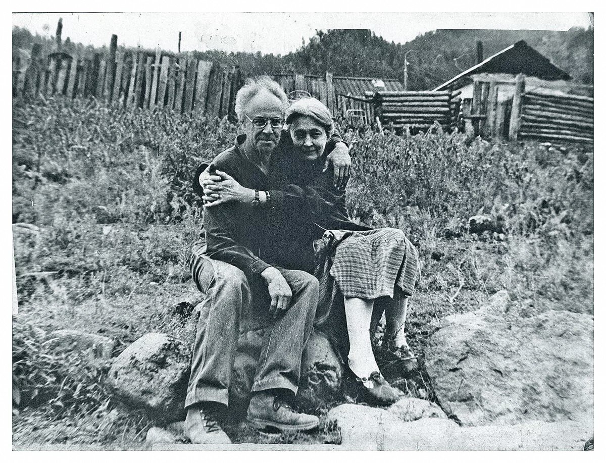 Феликс Светов с женой Зоей Крахмальниковой в ссылке. Горный Алтай, поселок Усть-Кан / Общедоступное фото