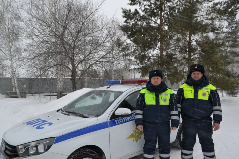    В Октябрьском районе инспекторы ГИБДД помогли на трассе водителю сменить колесо Андрей Севостьянов