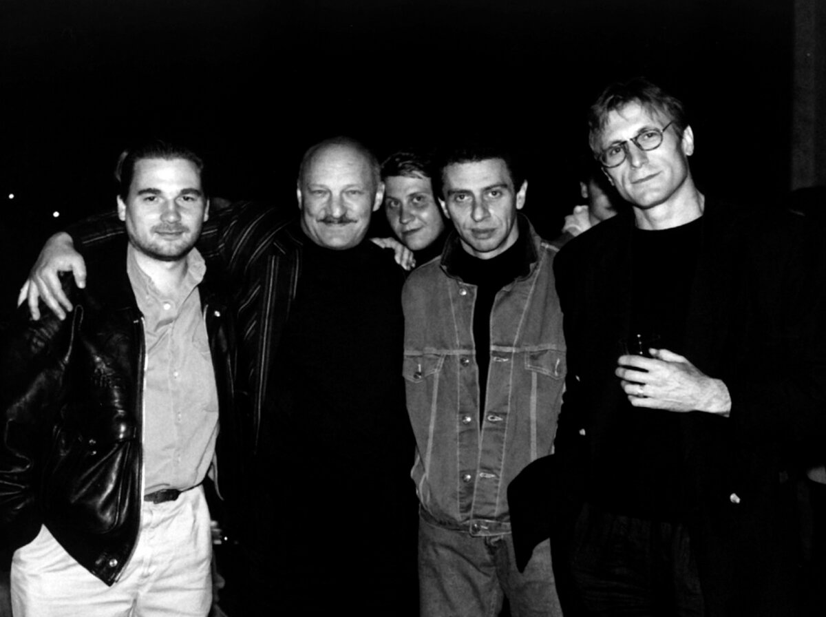 И. Дыховичный на съёмочной площадке / cъёмочная группа фильма Музыка для декабря (1995)