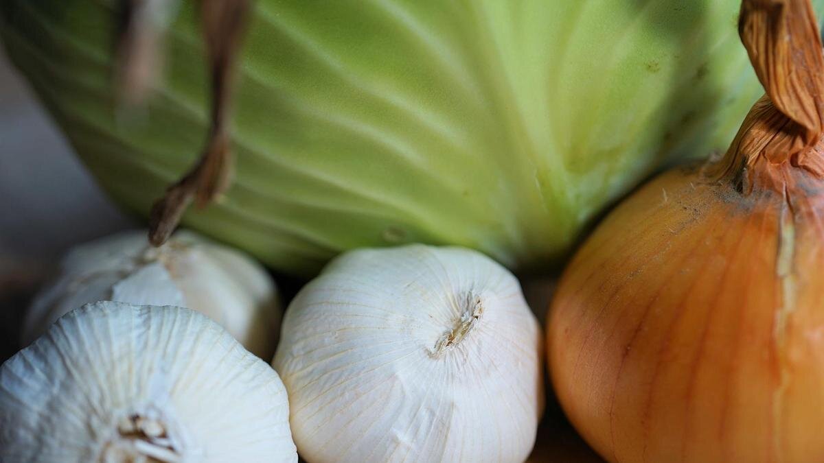    Капуста, лук и чеснок лежат на столе:pixabay.com