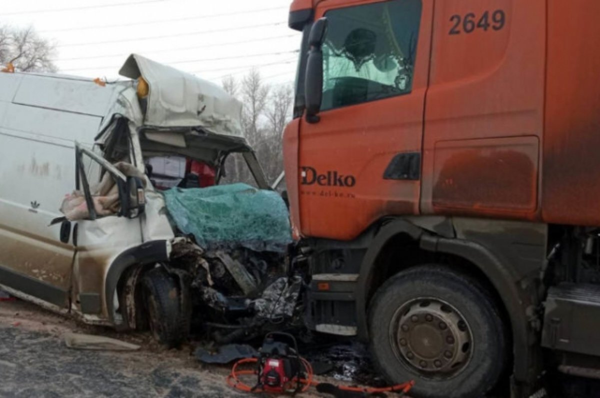    Под Сызранью из смятого фурой микроавтобуса водителя достали спасатели