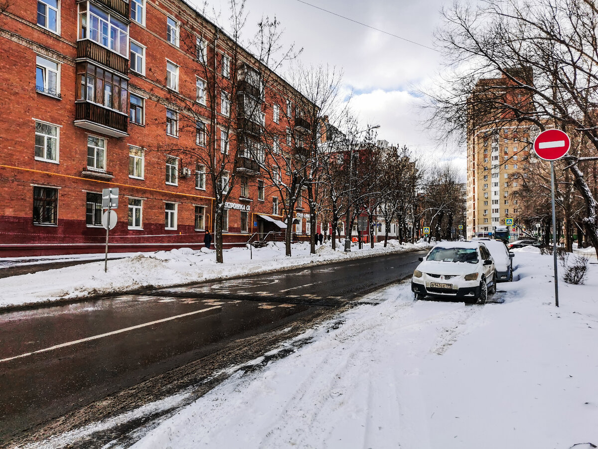 Запорожское спб. Пятиэтажки. Пятиэтажка. Вид на улицу.