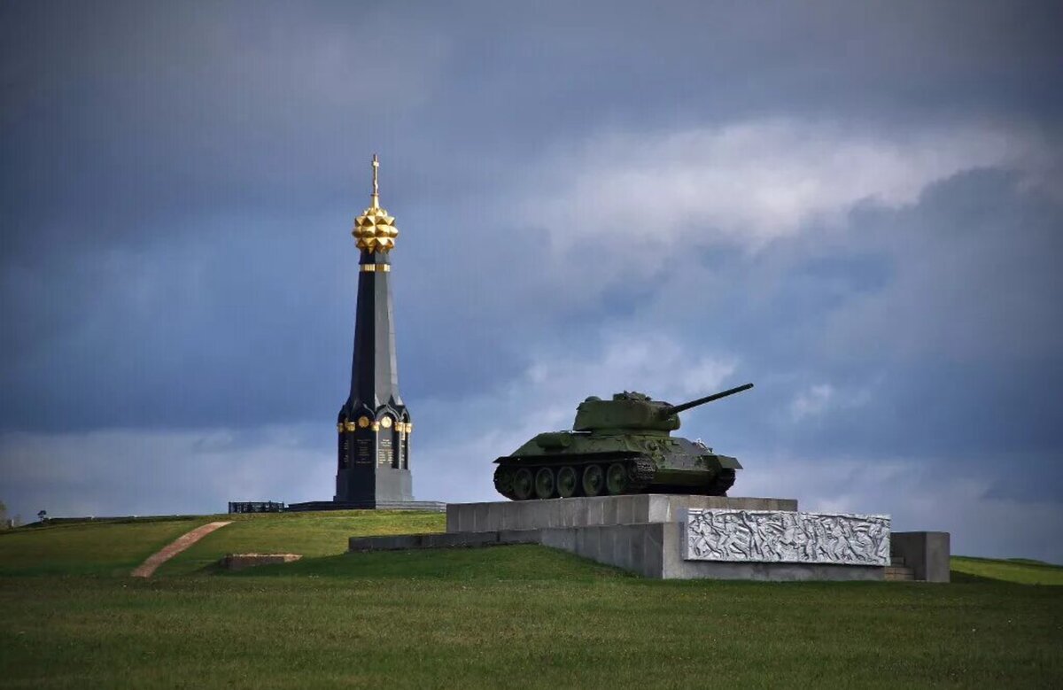 Бородинское поле. Памятник-обелиск героям 1812 года на батарее Раевского и памятник-танк воинам Красной армии, павшим в боях за Бородино в 1941 году. Изображение из открытых источников.