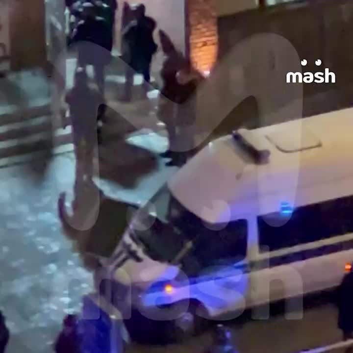 полицейские из питера в днр. полиция в магазине. полицию вызвал охранник. охрану вызывали?. полицию вызвал охранник.