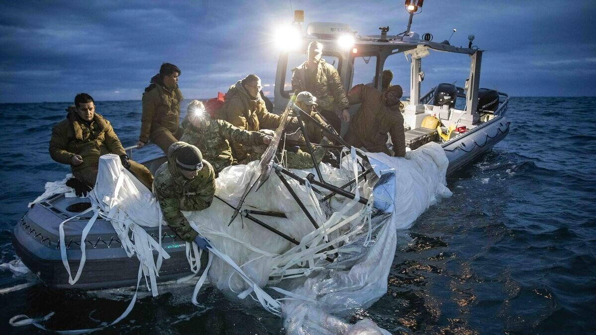    Моряки ВМС США транспортируют высотный аэростат наблюдения у побережья Миртл-Бич, Южная Каролина© AP Photo / U.S. Navy