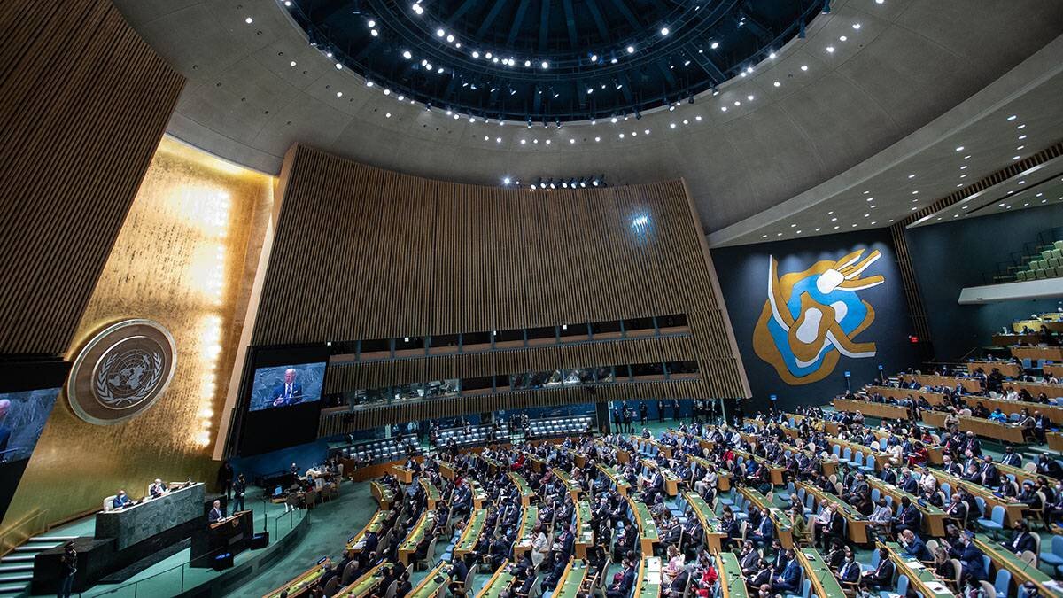 Сколько лет оон. 76-Й сессии Генеральной Ассамблеи ООН. Генеральная Ассамблея ООН. Зал Генеральной Ассамблеи ООН. Ассамблея ООН 2022.