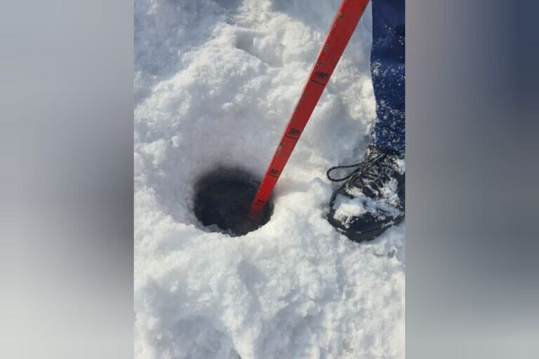    Толщина льда на Сакмаре в районе пр. Бр. Коростелевых в Оренбурге составляет почти 70 см Андрей Севостьянов