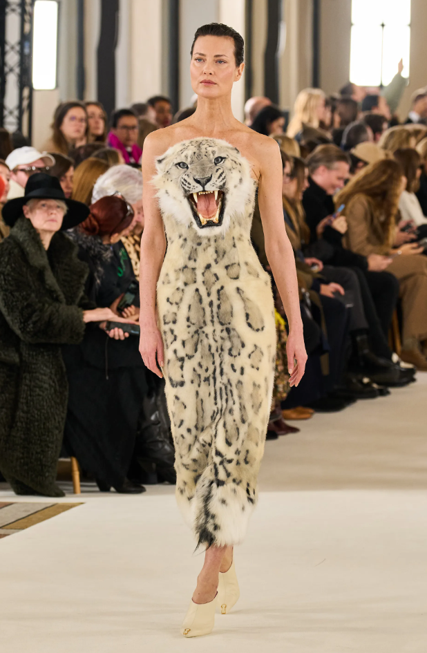 Образы коллекции отсылали к "Божественной комедии Данте". По Данте лев, рысь и волчица - символы трех грехов.