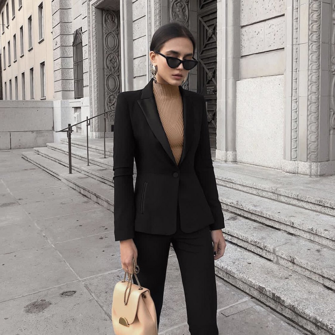 в одежде предпочитают строгий, структурный стиль, очки, не вычурные аксессуары. 