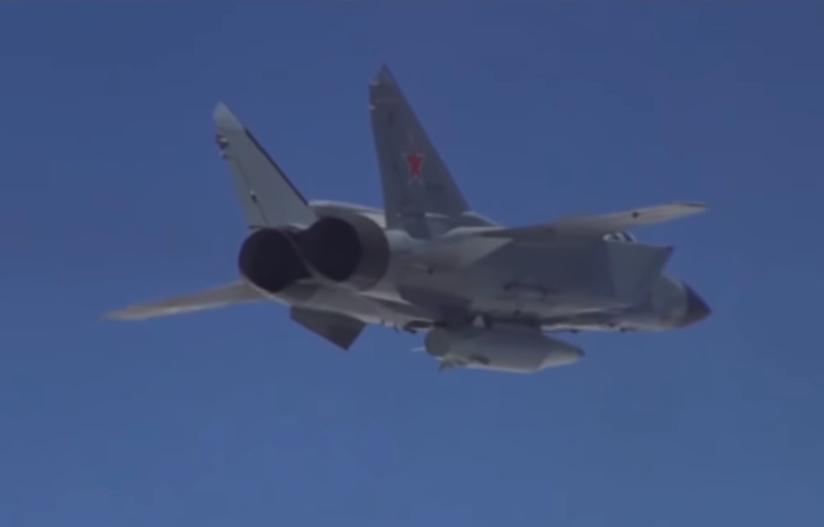 МиГ-31К с "Кинжалом" в небе Белоруссии. Кадры МО РФ. 