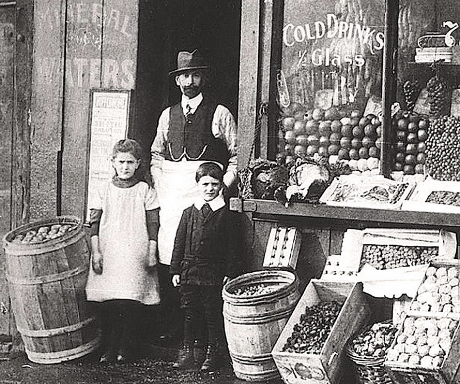Подавляющее большинство держателей лавок и магазинов в царской России было евреями. 