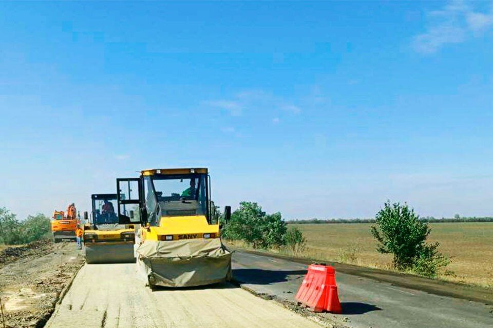     Пензенцы на месте помогают восстанавливать разрушенные учреждения и дороги, следят, чтобы у местных жителей было все необходимое. Фото: pologi.zapgov.ru