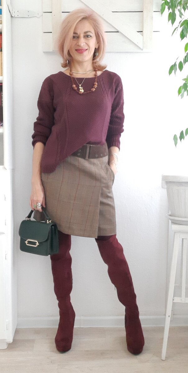 Джемпер и юбка из секонд-хэнда.