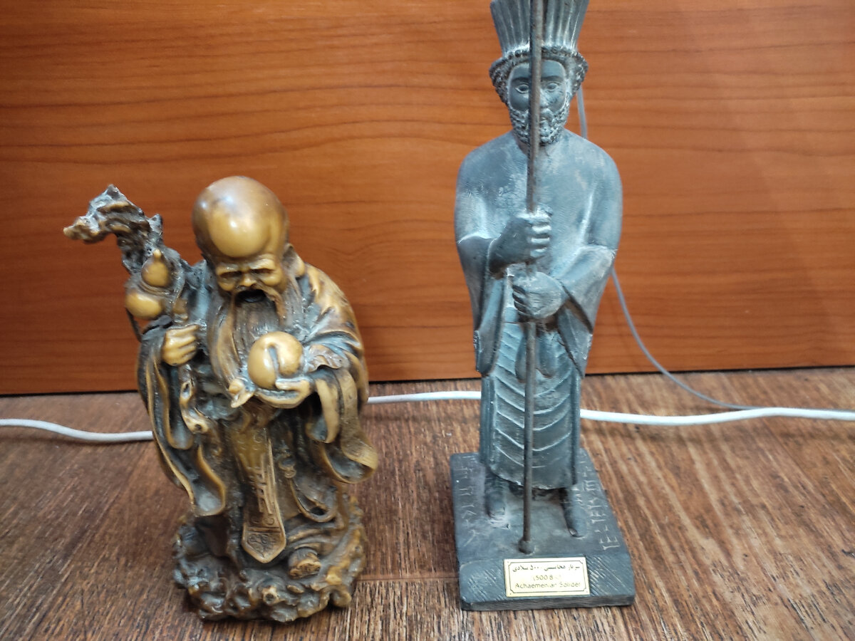 Деревяный Нэцкэ (вроде) и металлический воин