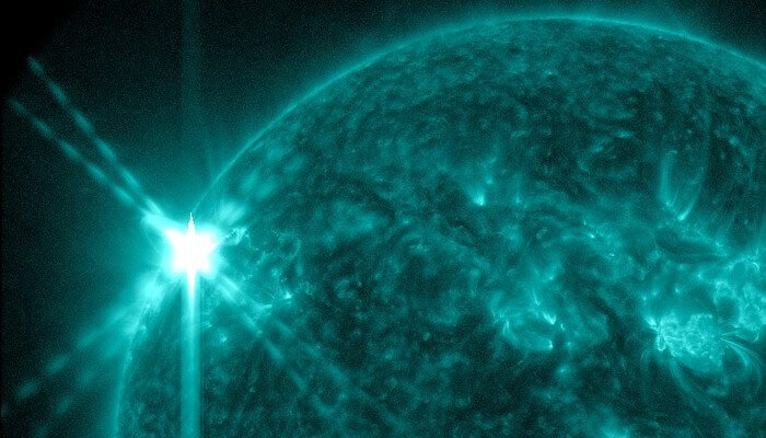    Фото: Солнечная вспышка X2.2 17-18 января 2023 года. Снимок сделан космическим телескопом AIA на спутнике SDO (НАСА)/ tesis.xras.ru