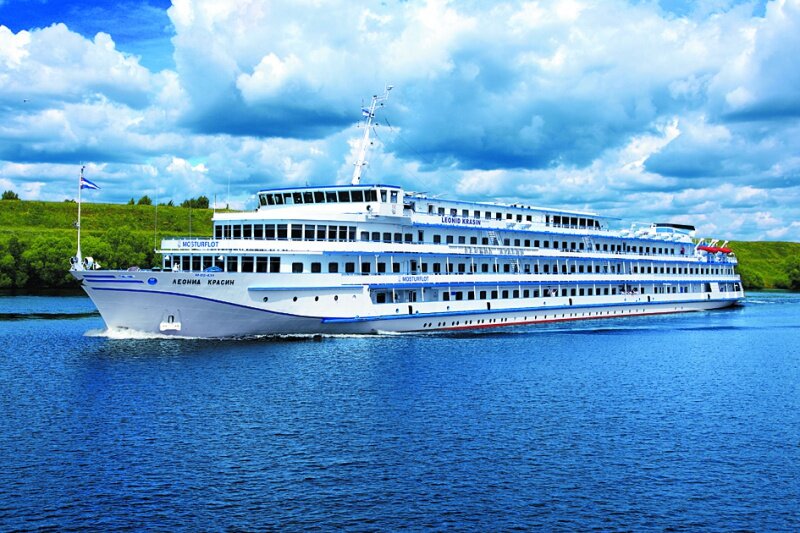 Не плывет, а идет! Потому что плавает г***о.