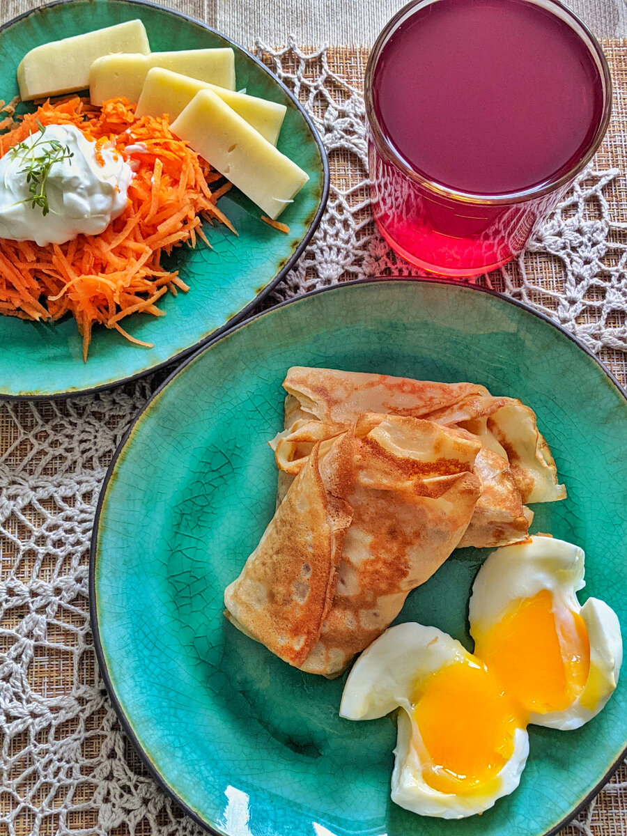 Блины с форелью и сыром, яйцо, морковь, сметана, сыр, компот
