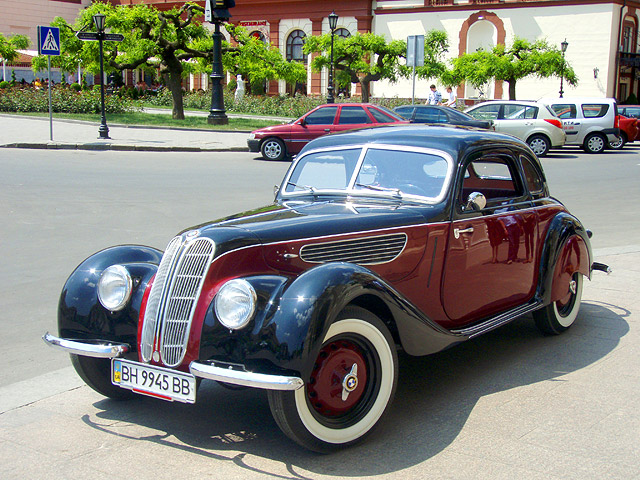                                                                 BMW 327 