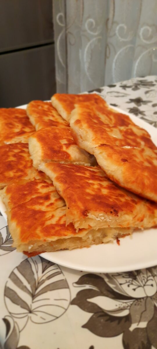 Сегодня поделюсь рецептом турецкой вкусняшки 🇹🇷😋это слоенная лепешка с начинкой. Обязательно попробуйте приготовить !!!