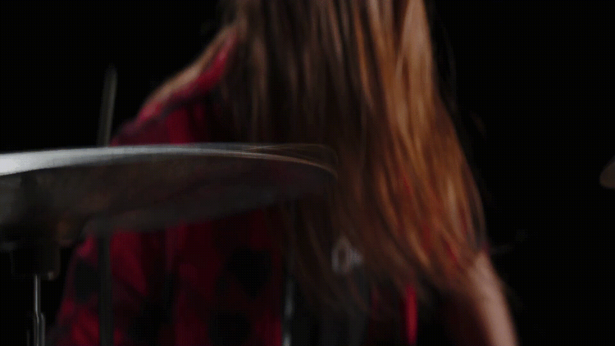 Да, да! Попробуй ещё разглядеть лицо нашего барабанщика за игрой