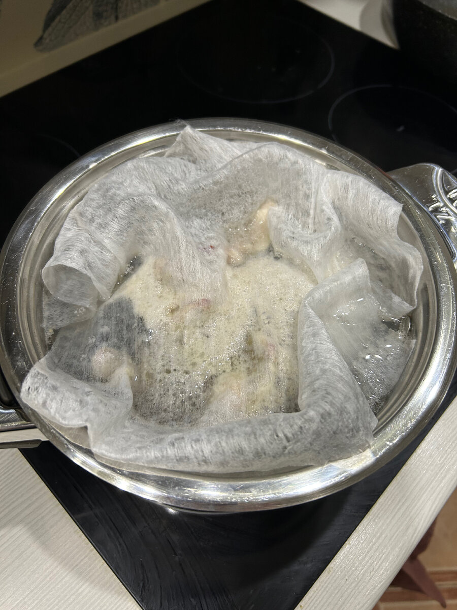 Для того чтобы не мучаться с накипью, можно положить сверху салфетку, как только бульон закипит, осторожно собрать салфетку вилочкой и выкинуть, вся накипь будет на салфетке