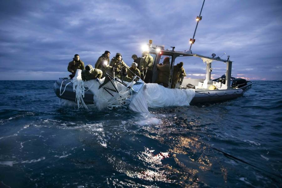 Моряки ВМС США занимаются извлечением остатков китайского воздушного шара - Фото: AP/TASS