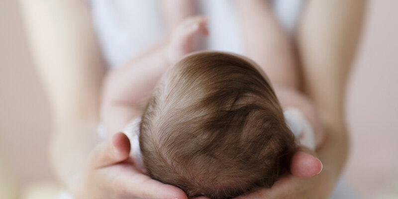 Мышцы шеи новорожденного очень слабы, и без поддержки его головка заваливается вбок или назад — прямо как у тряпичной куклы.-2
