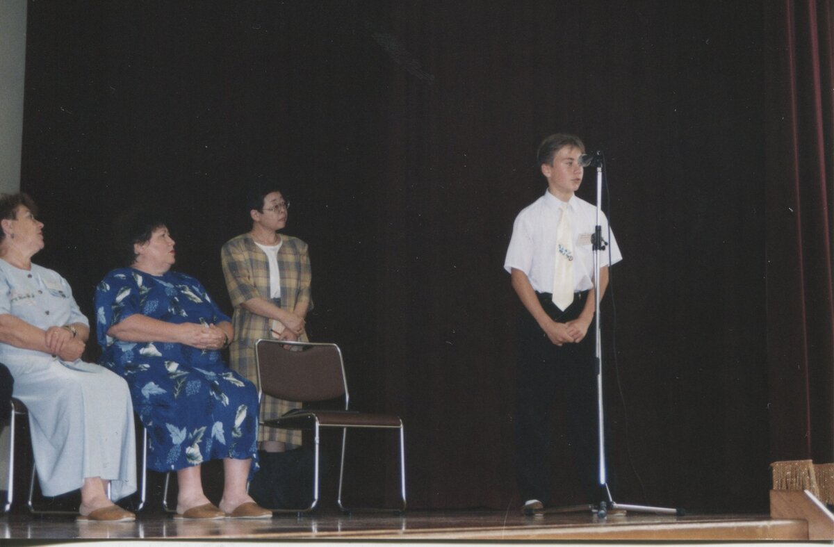 Толкаю речь в актовом зале средней школы