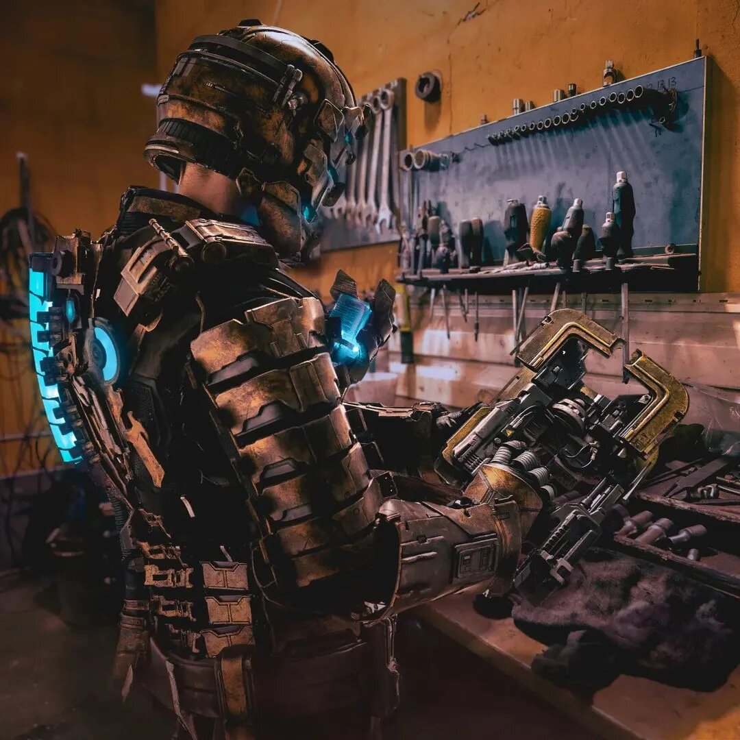 Косплей на персонажа Dead Space Remake в броне третьего уровня. Автор косплея: Peep_cosplay. Источник: социальные сети модели   📷