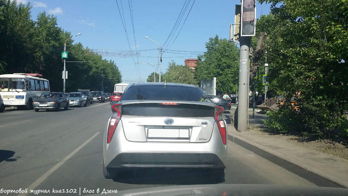 Наш город находится достаточно далеко от Дальнего Востока, поэтому среди гибридов у нас наиболее популярен Toyota Prius. Автор фотографии kua1102