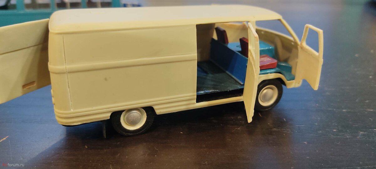 Это будет РАФ 977 АЦПК, переделаный в хозяйстве под обычный развозной грузопассажирский микроавтобус.