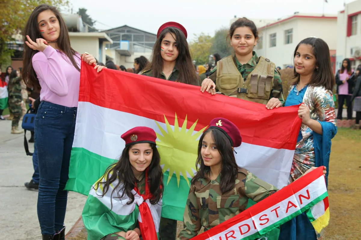 Жить в турции русским. Сирийский Курдистан 2023. Курды Езиды Ассирийцы. Столица турецкого Курдистана. Езиды Курдистан флаг.