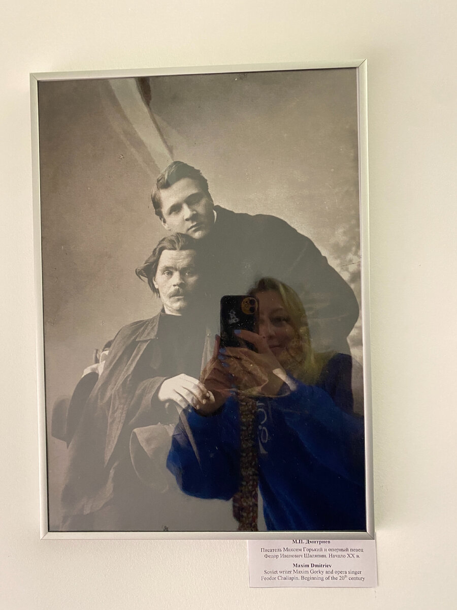 Фото автора. Портрет Горького и Шаляпина работы М. П. Дмитриева (и я попала на портрет) 