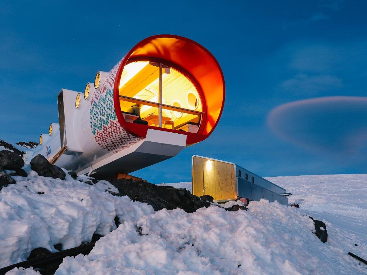 Остановитесь прямо на вершине в капсульном отеле LeapRus Capsule Hotel

Капсульный отель LeapRus — уникальный вариант размещения прямо на вершине. Здесь вы сможете насладиться всевозможными видами досуга в горах.