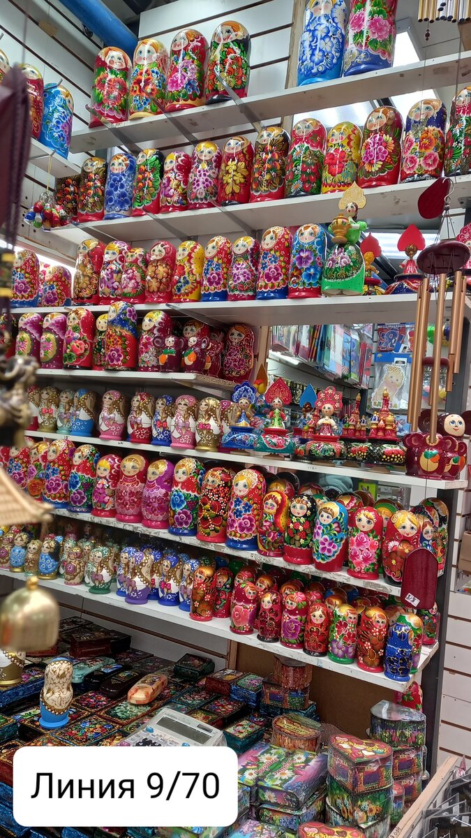 Различные красочные  матрешки