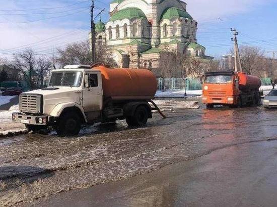     С городских улиц откачали около 800 кубометров талой воды / Пресс-служба администрации Астрахани