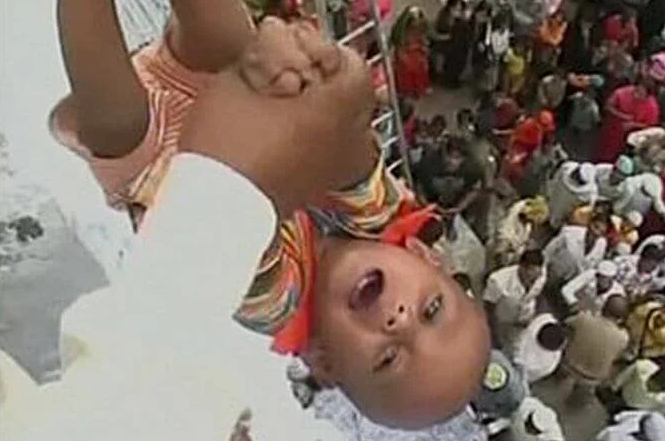В Индии до сих пор существует традиция, от которой волосы на голове встают дыбом – бросать младенцев с башни. Внизу его, конечно же, ловят в растянутые внизу простыни.