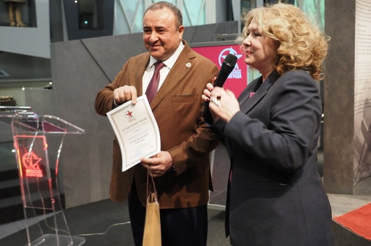    Кто установил первый памятник советским воинам после распада СССР?