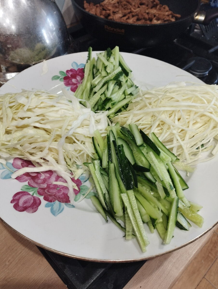 Нарезали капусту и огурцы. Красиво разложили.