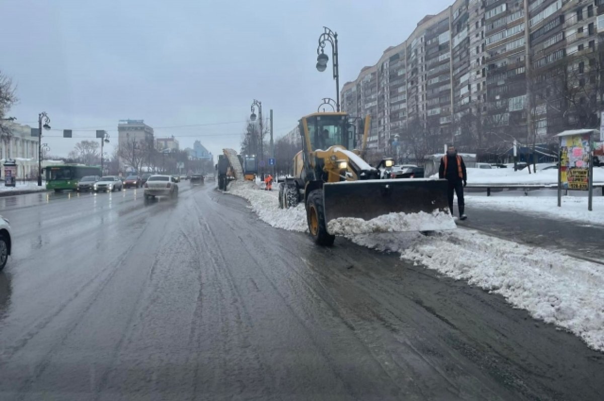    Тюмень борется с последствиями снегопада, который продолжается вторые сутки